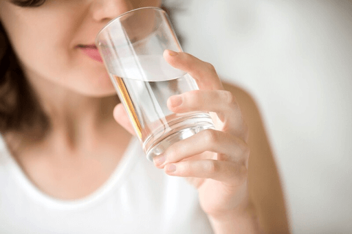 Người bệnh suy thận nên uống đủ nước